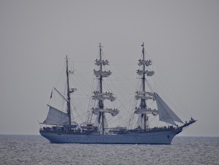 46. Bricul Mircea cu marinari pe catarg.JPG