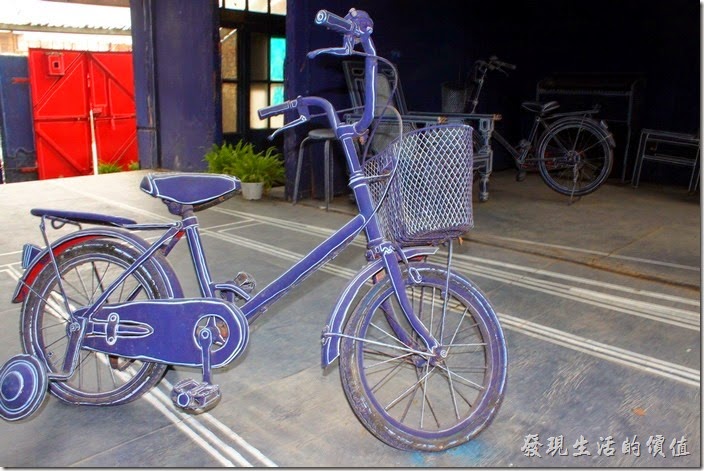 台南-西門路上司法宿舍群的藍晒圖2.0。腳踏車也回來了，以前再海安路上的腳踏車後來不見了，希望民眾發揮公德心，這次不要再把腳踏車牽回家養了！