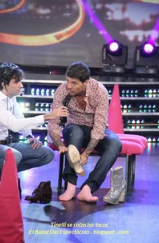 Tinelli se calza los tacos.jpg