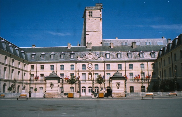 [2003.08.24162.03palaisdesducs4.jpg]