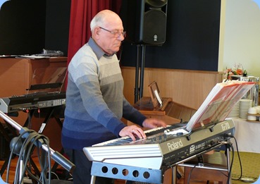 Laurie Conder playing his Roland G-70. Photo courtesy of Dennis Lyons.