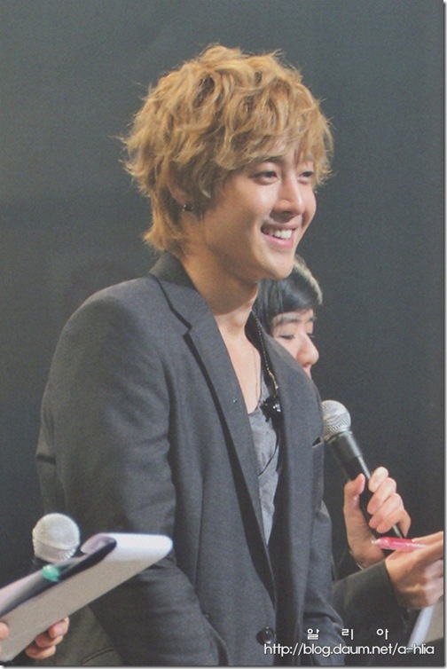 [Magazine]First_Tour_2011_in_Japan_(34-1)