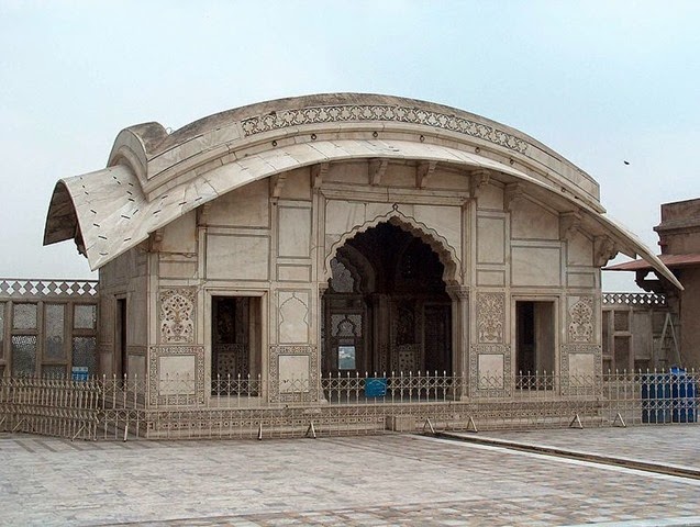 [800px-July_9_2005_-_The_Lahore_Fort-Another_sideview_of_Naulakha_pavillion%255B3%255D.jpg]