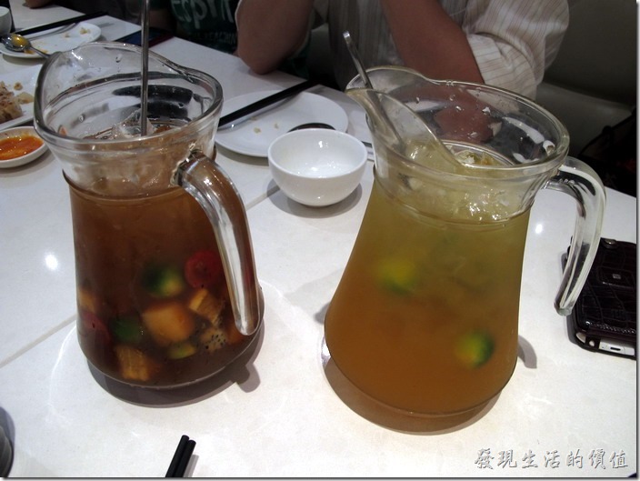 上海八百伴-新旺茶餐廳。冰的抹鑲金桔茶及冰的水果茶。感覺好甜啊！