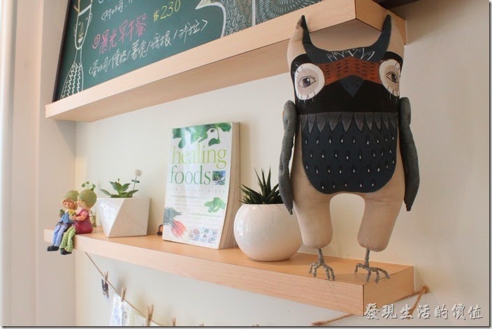 台南-看見咖啡(Vedere)早午餐。看見咖啡的餐廳內有兩隻貓頭鷹喔，蠻可愛的裝飾。