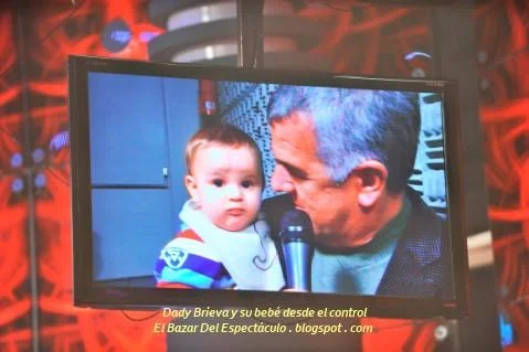 Dady Brieva y su bebé desde el control.JPG