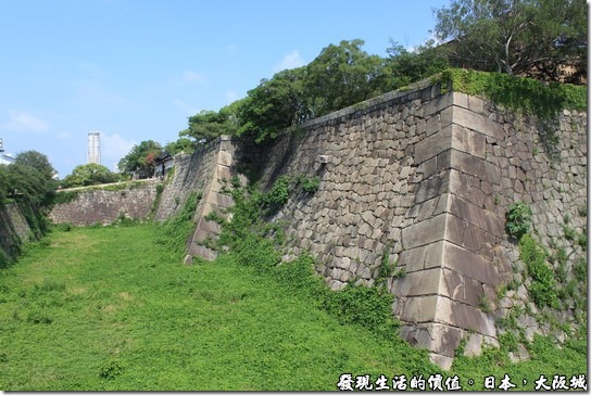 日本大阪城，這是第二道沒有注水的護城河與城牆。 