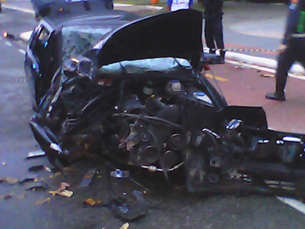 [VE%25C3%258DCULO%2520DESTRUIDO%2520NA%2520AV.%2520BEIRA%2520MAR%2520%25282%2529%255B3%255D.jpg]