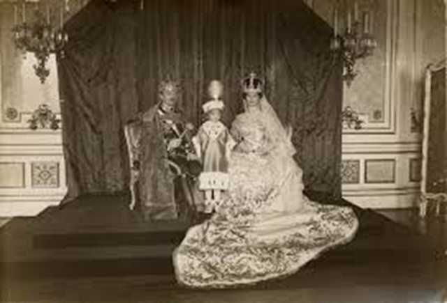 Coronación en Budapest de Carlos y Zita, junto a su hijo Otto