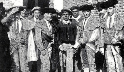 1908-05-24 (p. 28 Nuevo Mundo) Corrida de Beneficencia Foto toreros