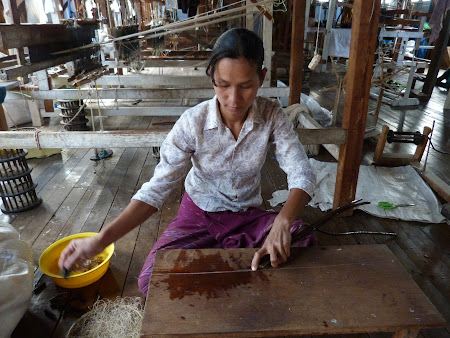 Traditii Myanmar: tesatura din trestie