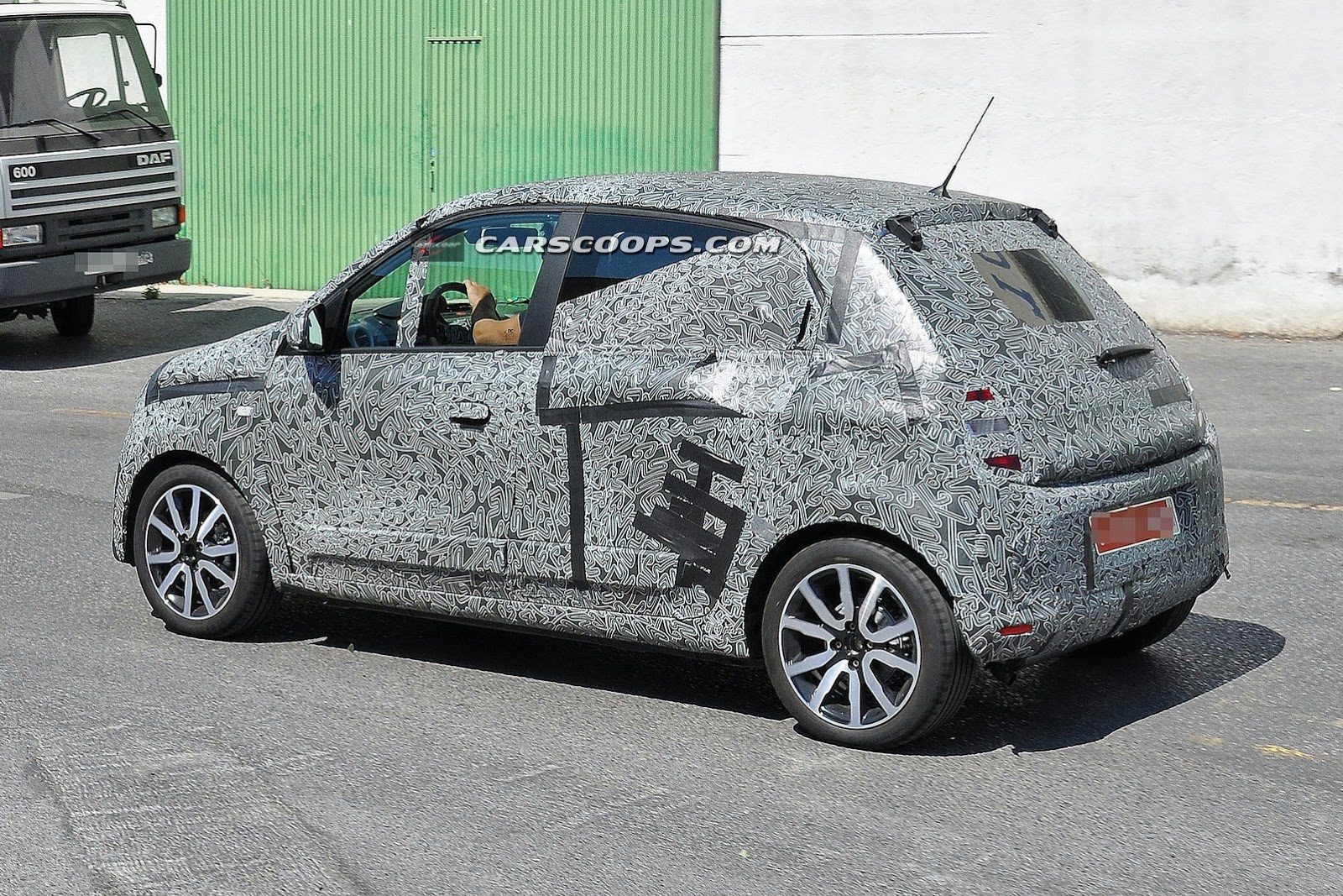 [2014-Renault-Twing0-7%255B3%255D.jpg]