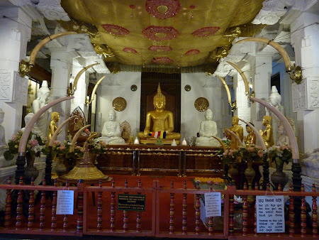 Imagini Sri Lanka: sala din templul dintelui Kandy
