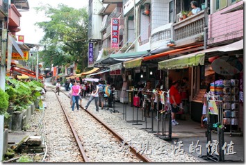 這十分老街最吸引人的是其獨特的民宅緊鄰著平溪支線鐵道的「火車門前過」景色而聞名，這點與泰國「美功鐵道市集」有點類似。現在兩旁幾乎都是放天燈的店家居多。