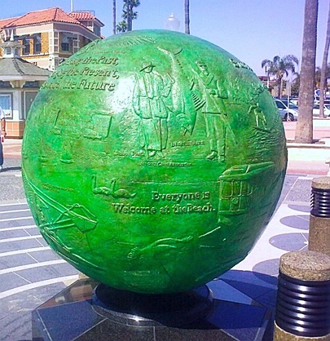 Глобус Калифорнии в NewPort Beach (что-то типа небольшого поселка южнее Лос-Анжелеса)