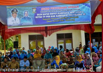 Kepala Dinas Bina Marga Indra Pomi (Kiri),Camat Tambang,Istri Bupati Eva (Kanan)