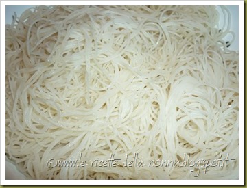 Spaghetti di riso con uova, verdure e peperoncino (4)