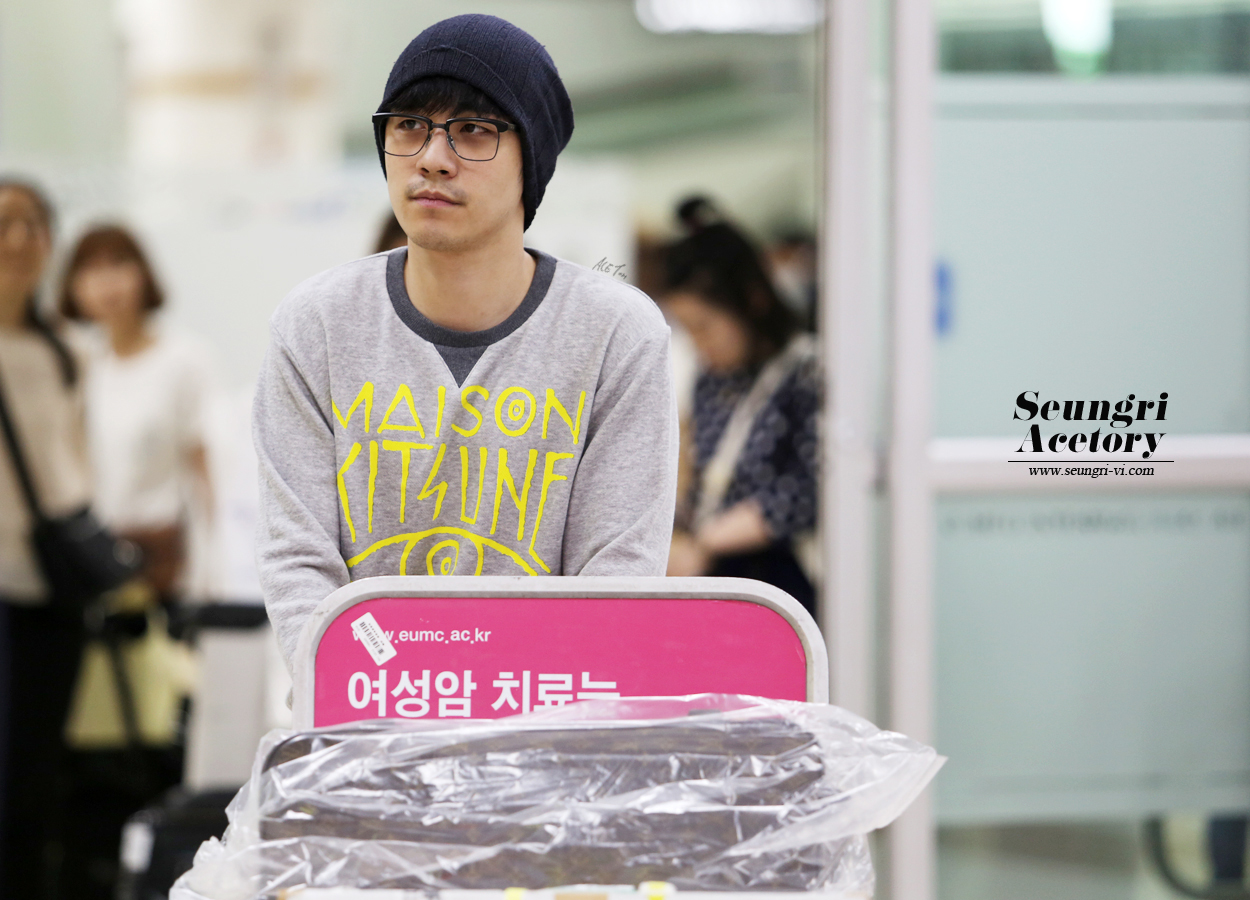Seung Ri - Gimpo Airport - 20may2013 - 16.jpg