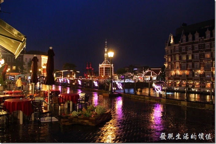 日本北九州-豪斯登堡。介於阿姆斯特丹城與高塔城之間下雨天的夜晚景象。