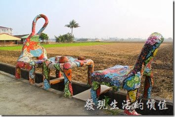 台南-土溝村(卡通造型椅子)。其實只要看到這些四隻腳貼著五顏六色的磁磚橫跨在水溝上的石椅，就可以找到「幾米」了，因為及米就在其對面。
