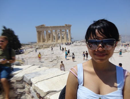 Abril G. Karera en el Partenón, Atenas, julio 2012