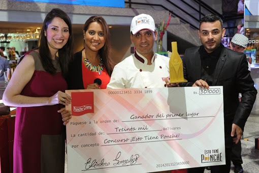 Fidel Barrios, ganador del 1er lugar Profesional, con Olga Palau, Mariela Celis y Anthony Medina