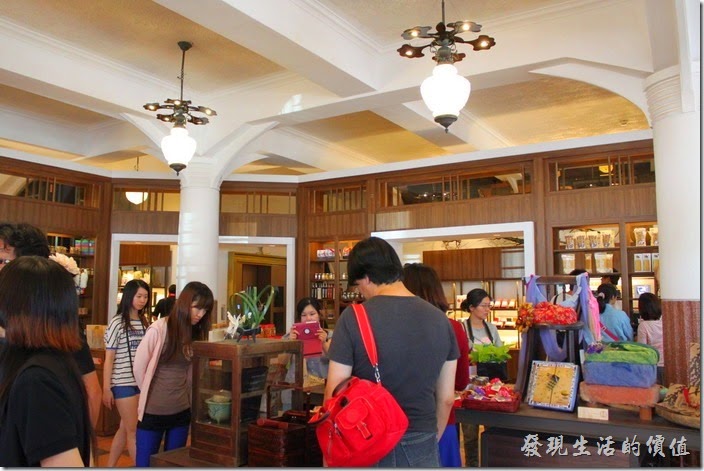 台南-林百貨重新開幕。台南林百貨一樓的擺設。
