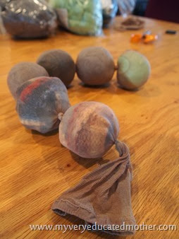 7 Reading the Balls for the wash #DIY #recycledcraft #giftidea #greenliving