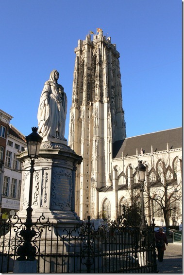 聖ロンバウツ大聖堂　Sint-Rmboutskathedraal + マルガレータ妃の像