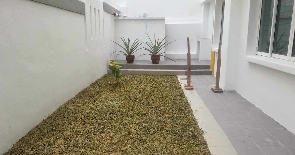 Pasang tile di halaman tepi rumah