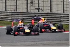 Daniel Ricciardo attacca Sebastian Vettel nel gran premio della Cina 2014