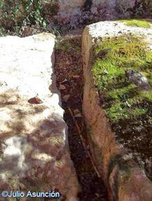 Cueva de Alaiz-Lezea - Bancos de piedra en la cavidad norte
