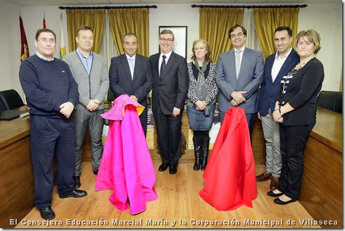 El Consejero Educación Marcial Marín y la Corporación Municipal de Villaseca