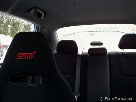Bakåtsikt-Subaru-STI-Racing-Vinge-FramStolar-SittKomfort