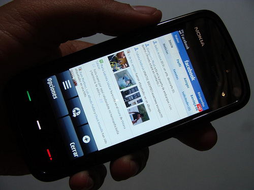 Facebook incluye anuncios en la version movil