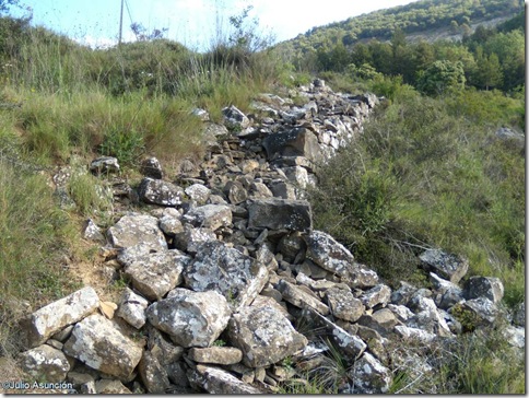 Restos de posible muralla protohistórica - ruta San Cristóbal - Ezkaba