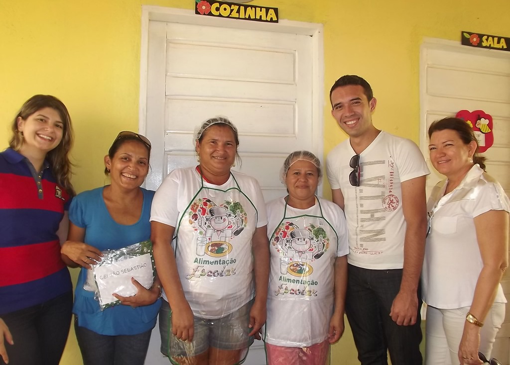 [EQUIPE%2520DA%2520EDUCA%25C3%2587%25C3%2583O%2520COM%2520MANIPULADORES%2520DE%2520ALIMENTOS%255B4%255D.jpg]