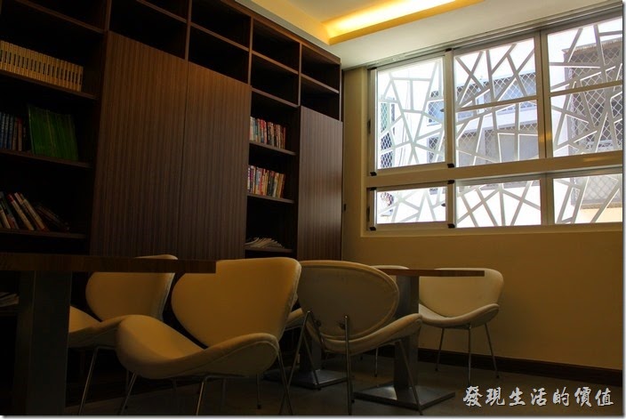 台南-L B_Coffee綠色咖啡廳。二樓的空間。