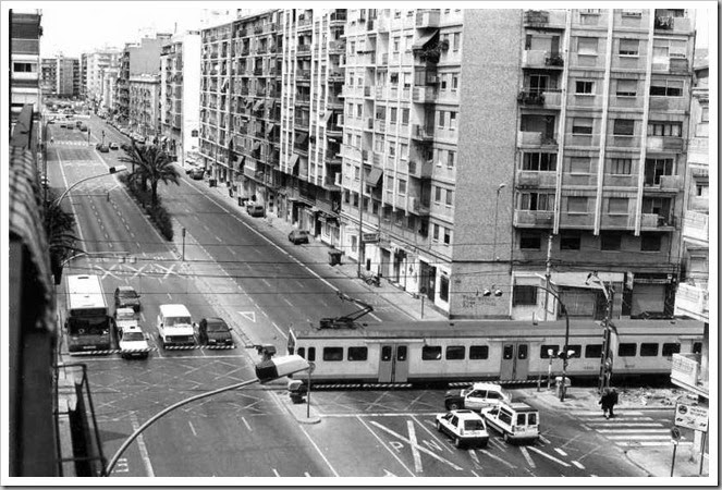 1995 Paso a nivel en la avenida Primado Reig.Esteban Gonzalo
