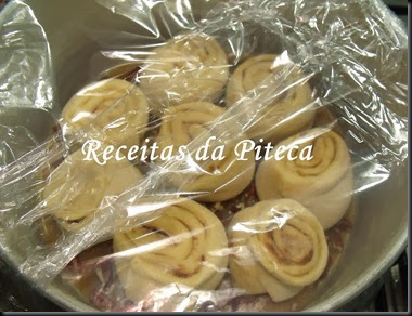 Rolos de canela e caramelo de nozes pecãs-forma coberta Rolos de canela e caramelo de nozes pecãs-forma coberta