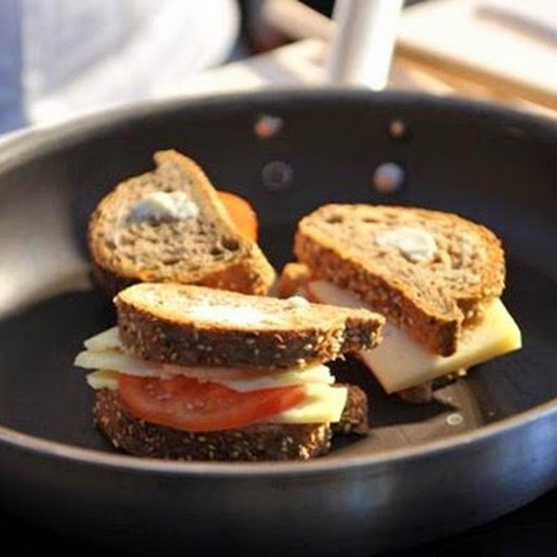 Pane tostato con formaggio e pomodoro guarnito con julienne di mele e carote.