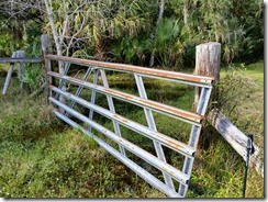 Leaning gate