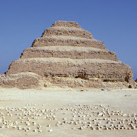 12.- Pirámide escalonada de Zoser