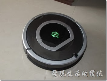 【iRobot Roomba 780】掃地機器人打掃及自動回到充電座的情形。