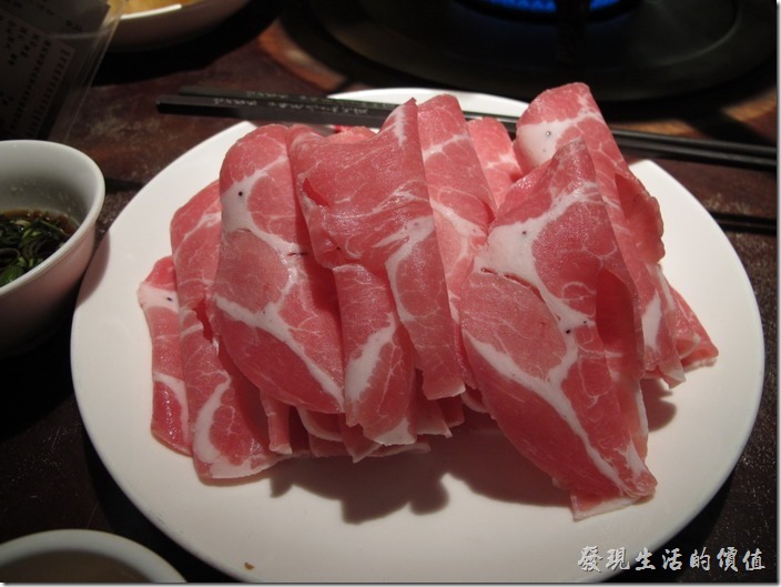 台北-鼎王長安東店。梅花豬肉，NT$288。怎麼一下鍋又不見了，好像沒幾片肉的感覺，是誰把我的豬五花給撈走了。