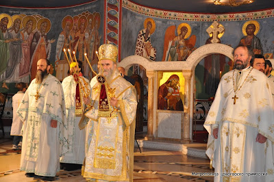 МИТРОПОЛИТ АМФИЛОХИЈЕ БОЖИЋНУ ЛИТУРГИЈУ СЛУЖИО У САБОРНОМ ХРАМУ У ПОДГОРИЦИ