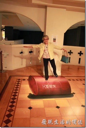 豪斯登堡-超級錯覺藝術。這個老阿嬤好厲害！居然可以站在汽油桶上平衡。 