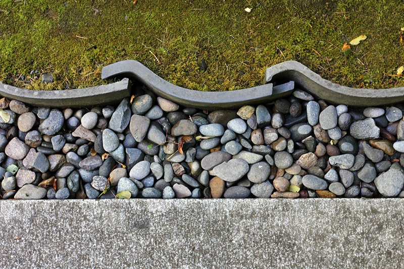 [100726_Portland_Japanese_Garden_granite_walkway_with_roof_tile_border.jpg]