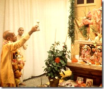 Shrila Prabhupada worshiping