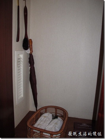 惠州-康帝國際酒店。櫥櫃內有雨傘、鞋拔、刷子、室內鞋。